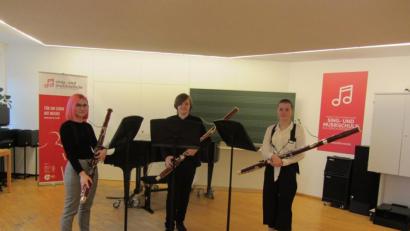 Bild: aks
Katharina Stoiber, Emil Radl und Amrei Beha (von links) sind eine Runde weiter beim Wettbewerb "Jugend musiziert".