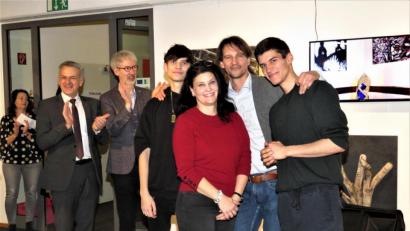 Bild: ubb
Herzlich beklatscht, unter anderem von Bürgermeister Roland Grillmeier sowie Laudator und Literaturhistoriker Manfred Knedlik (von links), wurde die Familie Dick: Moses, die Eltern Carsten und Inge sowie Levi (von rechts) strahlten über das große Interesse an ihrer Ausstellung.