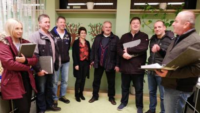 Bild: ohr
Nach der Sitzung des Schulverbands besichtigen alle mit Bürgermeister Josef Deichl (rechts), Bürgermeister Christian Ziegler (Dritter von rechts) und Geschäftsführer Hans Werner (Mitte) den provisorisch genutzten Physikraum mit 25 Betreuungsplätzen bis zur Fertigstellung des neuen Kindergartens in circa zwei Jahren.