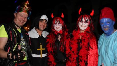 Bild: kro
Der Phantasie waren bei der Kostümwahl keine Grenzen gesetzt. Ob als Nonne, Punker, Schlumpf oder Teufelin - Hauptsache, die Stimmung passte.