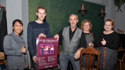 Bild: dob
Köchin Milly Renaldi, MiVoh-Vorsitzender Hannes Gilch, Gastronom Veit Reisberger, Natascha Kleber und Lena Vollath (von links nach rechts) freuen sich auf eine erfolgreiche Neuauflage "Live im Friedrich". Bereits am Freitag, 31. Januar, wird losgelegt.