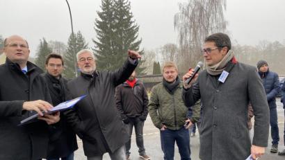 Bild: eig
Vor-Ort-Termin auf dem ehemaligen Osram-Gelände: Finanzminister Albert Füracker (links) lässt sich von Bürgermeister Rupert Troppmann (Dritter von links) die Situation erläutern. Mit dabei Landtagsabgeordneter Stephan Oetzinger, Altenstadts Bürgermeisterkandidat Dominik Baschnagel und der Neustädter Bürgermeisterkandidat Armin Aichinger (von links).