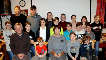 Bild: ohr
Der FC Wernberg erreichte im Jahr 2019 bei der Sportabzeichenabnahme in der Kategorie B im Landkreis Schwandorf erneut einen Spitzenplatz. Die Organisation liegt in Händen von Heidi Schwendner (sitzend, links) und ihrem Ehemann Manfred (sitzend, rechts).