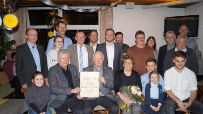 Bild: du
Gemeinsam feiern Sigi und Dagmar Pautsch (vorne, Dritter und Vierte von links) mit Verwandten sowie der großen SpVgg-Familie und Ehrengästen den 70. Geburtstag. Zweiter Vorsitzender Reinhard Herrmann (vorne, Zweiter von links) überreicht Pautsch die Ernennungsurkunde zum Ehrenmitglied der SpVgg Schirmitz.