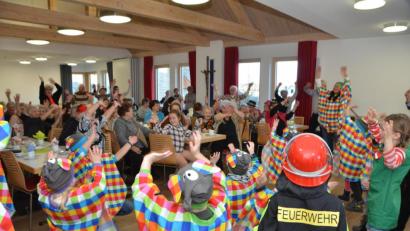 Bild: dob
Diesmal ging es beim Seniorenfasching, dank der Kindergartenkinder aus Roggenstein, ziemlich tierisch zu, denn Elmar, der Elefant, stattete den Senioren einen turbulenten Besuch ab.