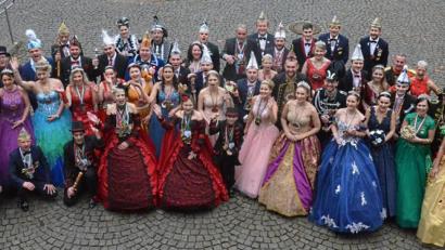 Bild: Kunz
Sie wollen Frohsinn verbreiten: 26 Prinzenpaare aus der Oberpfalz und Niederbayern. Für sie gibt die Stadt einen Empfang im Vorfeld des großen Ostbayerischen Prinzengardetreffens.