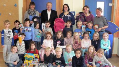Bild: lep
Durch die Aktion „Toy drop“ erhielt das Kinderhaus sowie die Schule in Kirchenthumbach Geschenke von den Amerikanern. Für Initiator Chaplain Mike Kayle ist die Aktion ein Zeichen für die deutsch-amerikanische Freundschaft. Leiterin Daniela Dimler (hinten links)bedankte sich recht herzlich im Namen des Kinderhauses.