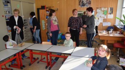 Bild: fz
Rektorin Petra Rothmund erläutert der Grünen-Abgeordneten Anna Tomann (stehend von rechts) das Unterrichtssystem und die Fördermöglichkeiten.