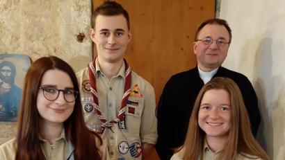 Bild: Kathrin Hecht/exb
Romy Christl löste Kathrin Hecht (vorne von links) als Stammesvorsitzende ab. Mit Felix Linkel und Kurat Pfarrer Markus Bruckner (hinten von links) bildet sie den neuen Vorstand der Pfadfinder.