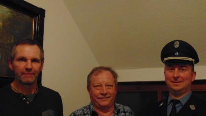 Bild: exb
Kommandant Andreas Köhler (rechts) verabschiedete (von links) Karl Schöner und Michael Weber aus dem aktiven Feuerwehrdienst.