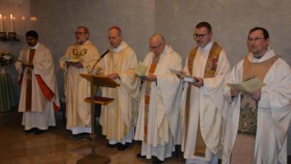Bild: jr
Standen gemeinsam beim Franz von Sales-Fest am Altar, mit dabei waren (von links) Pater John Gali, Pfarrseelsorger Pater Benedikt Leitmayr, Weihbischof Reinhard Pappenberger, Pater Friedhelm Czinczoll, Dekan Dr. Thomas Vogl und Pfarrer Christian Preitschaft.