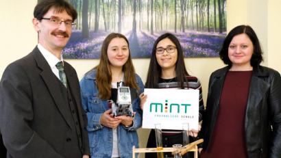 Bild: Peter Ringeisen
Oberstudiendirektor Günter Jehl (links) freut sich mit den MINT-begeisterten Schülerinnen Leni Flöter (Zweite von links) und Alexa Valenzuela Chávez (beide aus der 9. Jahrgangsstufe) sowie MINT-Koordinatorin Studienrätin Katharina Gadomski (rechts) über die nun verliehene Auszeichnung.