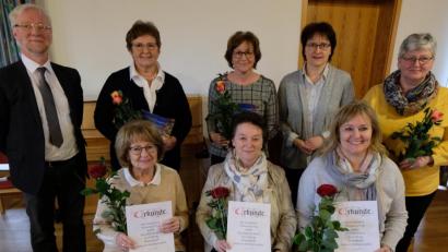 Bild: le
Der Frauenbund dankt für langjährige Mitgliedschaft und für die Bereitschaft, als neues Mitglied mit dabei zu sein. Unser Bild zeigt Helke Sommer, Elisabeth Market und Silke Scherm (sitzend, von links) sowie Cäcilie Lang, Silvia Schnappauf, Vorsitzende Christa Riedel und Manuela Preisinger (stehend, ab Zweiter von links). Pfarrer Wilfried Römischer (links) gratuliert den Damen.