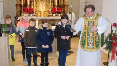 Bild: hai
Pfarrer Sven Grillmeier will im Familiengottesdienst von den Jungen und Mädchen wissen, was für sie die Dunkelheit bedeudet.