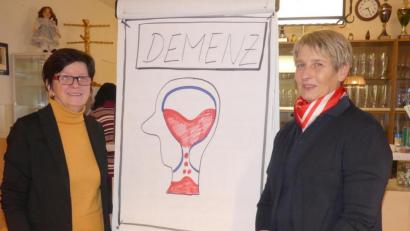 Bild: rn
Als Referentin der Frühstücksveranstaltung stellt Monika Stopfer (links) Petra Mayer von den Weidener Maltesern vor.