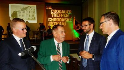 Bild: tml
Die Verantwortlichen des 32. Chodauer Heimattags, Milos Bilolafek (links), Heimatpfleger der Stadt Chodov, und Josef Moder (Zweiter von links), Vorsitzender des Heimatausschusses, mit den beiden Bürgermeistern Patrik Pizinger und Bernd Sommer (rechts).