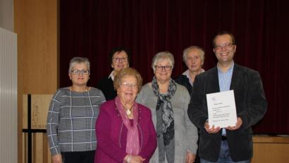 Bild: ads
Das Vorstandsteam des Frauenbunds St. Martin mit Gertrud Lorenz, Margarete Strobl, Gertrud Schißlbauer, Hildegard Choynowski und Anna Oberndorfer (von links) übergibt aus dem Jahreserlös 3800 Euro als Spenden. Empfänger sind Stadtpfarrer Thomas Helm (rechts) und mehrere karitative Zwecke.