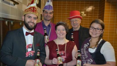 Bild: jr
Zum fünften Mal wurde für die närrische Saison ein "Gaudibier" abgefüllt. Bei der Vorstellung mit dabei waren (von links) Prinz Patrick II., Gaudiwurm-Vorsitzender Michael Zintl, Prinzessin Susanne II., Brauereichef Michael Hösl und "Weißbier-Resi" Martina Bleistein.