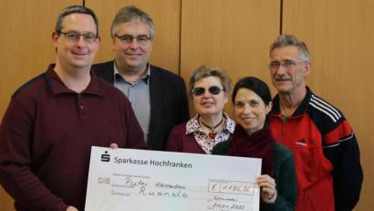 Bild: Luisenburg-Gymnasium/exb
Freude bei der Spendenübergabe: Im Bild von links Oberstudienrat Christian Metz, Schulleiter Oberstudiendirektor Joachim Zembsch, Studiendirektorin Karin Ohlendorf, Oberstudienrätin Sabine Kubik und Oberstudienrat Johannes Burger.