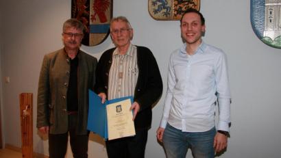 Bild: wro
Mit einer Urkunde wurde Ernst Tippmann in den verdienten Ruhestand verabschiedet. Bürgermeister Wolfgang Braun (links) und Tippmanns Nachfolger, Florian Heinl (rechts), dankten dem künftigen Pensionär für das Geleistete.