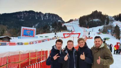 Bild: David Sorgenfrei
Daumen hoch: Sandro Augustin, Christoph Plank, David Sorgenfrei und Matthias Zimmerer (von links) von der Band Rotzlöffl sind vom Hahnenkammrennen in Kitzbühel begeistert. Wegen eines Auftritts am Freitagabend reisten die vier Musiker nach Österreich.