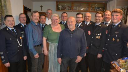 Bild: jr
Eine ganze Reihe langjähriger Mitglieder zeichnete die Feuerwehr Konnersreuth aus. Im Bild (von links) Kommandant Stefan Kreuzer, Kreisbrandmeister Albert Fröhlich, Franz Wenisch, Kreisbrandinspektor Stefan Gleißner, Robert Günthner, Marianne Allisch, Vorsitzenden Sven Jäger, Josef Kreil, Philipp Schwan, Gottfried Richtmann, Jürgen Kreuzer, Zweiter Bürgermeister Reinhard Wurm und Florian Janke.