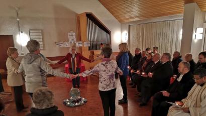 Bild: hir
Das Gottesdienst-Team des Pfreimder „Bündnis gegen Rechts“ gestaltete mit Pfarrer Georg Parampilthadathil (rechts) von der katholischen Pfarrgemeinde und dem evangelischen Pfarrer Werner Herrmann (Zweiter von rechts) den ökumenischen Gottesdienst anlässlich des Gedenktages für die Opfer des Nationalsozialismus. Eindrucksvoll wurde das Thema „Unser Kreuz hat keinen Haken“ von einem Tanz untermalt.