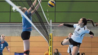 Bild: Büttner, Gerhard
Denitsa Peeva (rechts) von TB Weiden mit einer starken Aktion am Netz.