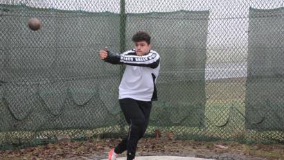 Bild: kro
Merlin Hummel vom UAC Kulmbach erzielte bei den bayerischen Winterwurfmeisterschaften in Wiesau einen neuen Landesrekord im Hammerwerfen.