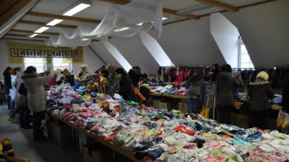 Bild: ak
Übervoll, vor allem mit Kleidung, waren die Tische im Betriebsgebäude des Sportvereins.