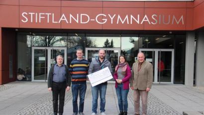 Bild: Hans-Jürgen Schmelzer/exb
Hermann Heinrich (links), Stefanie Heinrich (Zweite von rechts) und Andreas Sagstetter (Zweiter von links) von der Fachschaft Musik des Stiftland-Gymnasiums übergaben zusammen mit Schulleiter Georg Hecht (rechts) den Erlös des Weihnachtskonzerts an Michael Grünauer, Teamleiter der Psychosomatik-Abteilung.