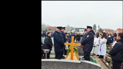 Bild: ü
Eine große Trauergemeinde nimmt auf dem Friedhof Abschied von Hans Gradl.