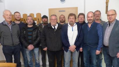 Bild: sl
Zweiter Bürgermeister Karl Liegl (rechts) gratuliert zusammen mit dem Kreisvorsitzenden Richard Berger (Siebter von rechts) der wiedergewählten Mannschaft um Vorsitzenden Bernhard Kammerer und Stellvertreter Walter Imbs (Dritter und Fünfter von rechts).