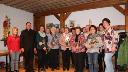 Bild: rpp
Vorsitzende Andrea Zeitler (rechts), Stellvertretende Bezirksvorsitzende Rita König und Pfarrer Heribert Stretz (von links) würdigten die Jubilarinnen für 20, 25, 30 und 40 Jahre Mitgliedschaft mit Blumen, Urkunden und Ehrennadeln.