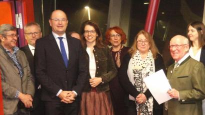 Bild: Hirsch
Die CSU-Delegation mit Martina Englhardt-Kopf (Mitte) an der Spitze hieß den bayerischen Finanzminister Albert Füracker (Dritter von links) zum Neujahrsempfang willkommen. Rechts Josef Stadler, der die Empfänge seit 30 Jahren organisiert.