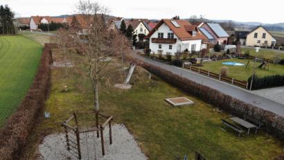 Bild: eig
Der Spielplatz „Obststreuwiese“ in der Fliederstraße bekommt ein Climbing-Zelt - ein Spielhäuschen, dessen Wände erklettert werden können. Das Spielhaus soll dort aufgestellt werden, wo aktuell die Sitzgruppe steht (rechts unten). Diese wird in die Mitte des Spielplatzes in den Schatten des Baumes verlegt.