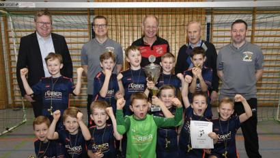 Bild: Petra Hartl
Die F-Junioren des SV Raigering freuten sich über ihren Turniersieg bei der Stadtmeisterschaft. Auf dem Bild die erfolgreiche Mannschaft mit (hinten von links) Michael Cerny, Trainer Oliver Schäfer, Jugendleiter Albert Kiener vom FSV Gärbershof, Norbert Fischer und Trainer Pascal Kemmling.