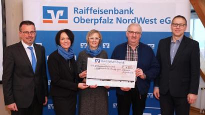 Bild: JOCHEN NEUMANN 
ERBENDORF
Den Spendenscheck an Vorsitzenden Herbert Putzer (Zweiter von rechts) überreichen (von links) Vorstandsvorsitzender Joachim Geyer, Angelika Eichhorn, Stefanie Seidl und Hans Dumler.