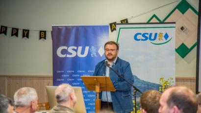 Bild: soj
In einer engagierten Rede stellte Bürgermeisterkandidat Hans Walter (stehend) seine Ziele vor.