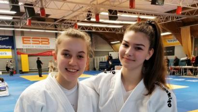 Bild: exb
Anna Schneider (rechts) und Sarah Spitzhirn (links) von der Judoabteilung des 1. FC Schwarzenfeld gingen bei Bayerischen Meisterschaften der U-18-Judoka an den Start.