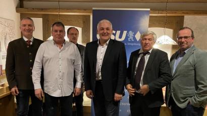 Bild: exb
Gesprächspartner beim politischen Dämmerschoppen der CSU Königstein waren (von links) Landtagsabgeordneter Harald Schwartz, Ortsvorsitzender Roland Sollner, der Kreisvorsitzende des Gesundheitspolitischen Arbeitskreises, Rainer Weiß, Bürgermeisterkandidat Klaus Hafner, Bundestagsabgeordneter Alois Karl sowie der Bezirksvorsitzende des Außen- und Sicherheitspolitischen Arbeitskreises, Andreas Otterbein.