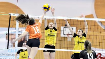 Bild: Ziegler
Die Straubinger Außenangreiferin Nicol Jordan (links vorne) versucht den Hahnbacher Zweierblock, gestellt von Katrin Rühl (Mitte hinten) und Cornelia Sollfrank (rechts hinten), beim Netzangriff zu überloben.