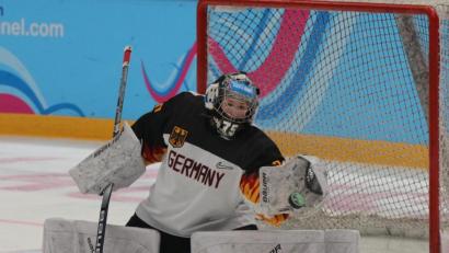 Bild: exb
Chiara Schultes im Nationaltrikot: Die 14-jährige Torhüterin des 1. EV Weiden stand bei der Jugend-Olympiade im Kasten der deutschen U16-Frauen-Nationalmannschaft.