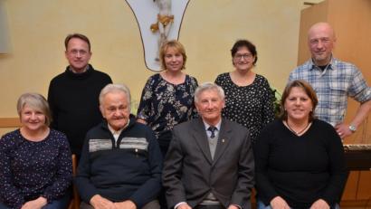 Bild: dob
Dekan Alexander Hösl (hinten, links) und Chorleiter Hans-Josef Völkl (hinten, rechts) zeichnen verdiente Mitglieder des Waldauer Kirchenchors aus. Alfred Eckl (vorne, Zweiter von links) führt die Riege mit 41 Jahren ehrenamtlichem Singen an, 30 Jahre davon im Waldauer Kirchenchor.