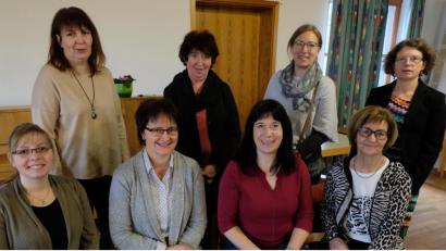 Bild: le
Gestärkt und voll Vertrauen geht der neue Vorstand des Evangelischen Frauenbundes die kommenden vier Jahre an. Vorne von links: Kassiererin Anita Woppert, Vorsitzende Christa Riedel, die neue zweite Vorsitzende Kerstin Sommermann und Schriftführerin Helga Wittmann-Behr. Hinten, von links: Sandra Reinl, Rita Vollath, Regina Münchmeier und Carmen Helgert.