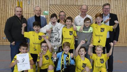 Bild: Petra Hartl
Der E-Junioren-Stadtmeister FC Amberg mit (hinten von links) Trainer Recep Sen, Norbert Fischer vom Stadtverband für Sport, Trainer Andrea Bellotto, Albert Kiener vom FSV Gärbershof und Oberbürgermeister Michael Cerny.