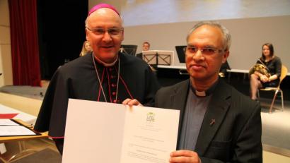 Bild: exb
Rudolf Voderholzer (links) überreicht Varghese Puthenchira die Auszeichnung.