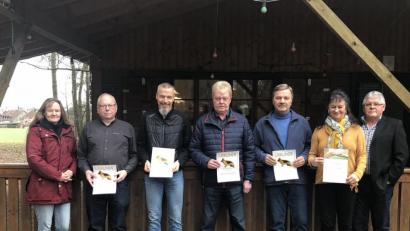 Bild: ksi
Franz Gulz (rechts) zeichnet Vereinsmitglieder für ihre langjährige Treue zur Ortsgruppe Schwarzenfeld zum Hauptverein (SV) des Schäferhundevereins aus.