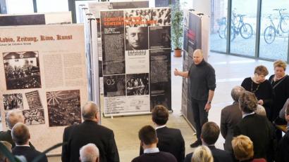 Bild: Gabi Schönberger
Stadthistoriker Dr. Sebastian Schott erläutert Stadträten und Schulleitern die zahlreichen Facetten des Nationalsozialismus in Weiden. Eine Ausstellung dazu ist bis Ende dieser Woche im Neuen Rathaus zu sehen.
