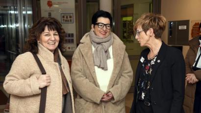 Bild: Petra Hartl
Die Oberbürgermeister-Kandidatin der SPD, Birgit Fruth (Mitte), hat Bundestagsabgeordnete Martina Stamm-Fibich (links) ins Wallmenich-Haus eingeladen, um über die Lage in der Pflege zu sprechen.